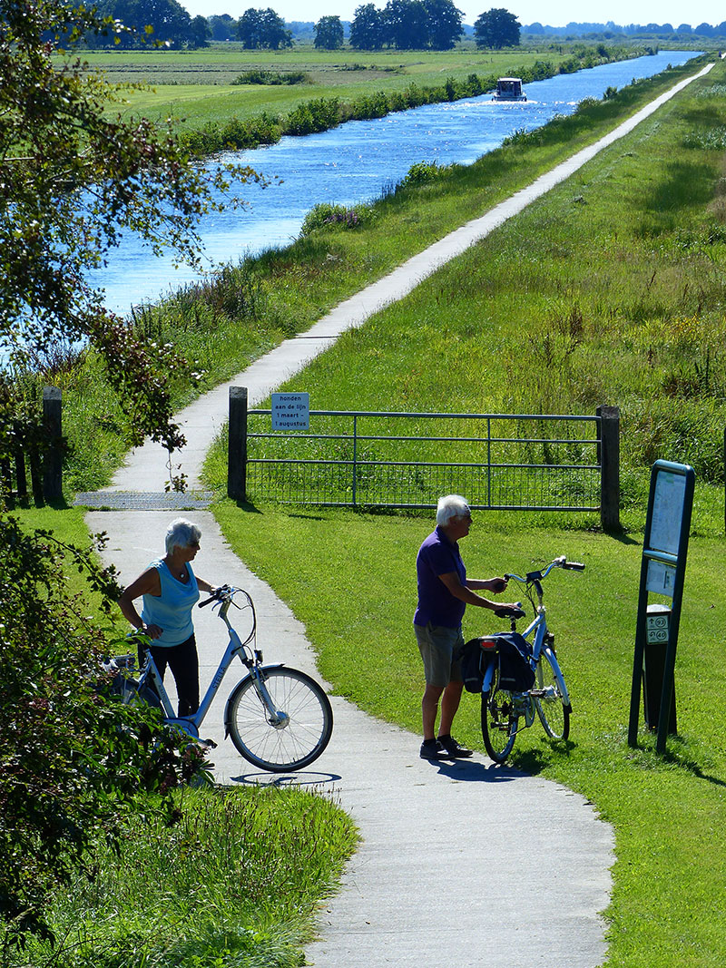 Fietsen langs de vaarroute. Fotografie: Jana Hendriks, Friesland Holland Nieuwsdienst.