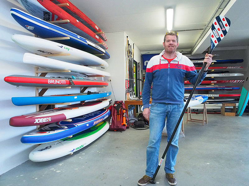 Grutte Pier Frank Hettinga:‘Bûter, brea en griene tsiis, wa’t net suppen kin is gjin oprjochte Fries’. Hettinga verzorgt cursussen voor beginners en gevorderden, o.a. in Heeg en Sneek, via Jobe City Sup.