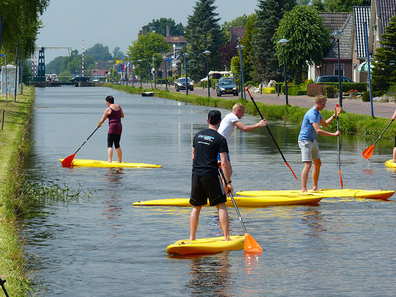 Stand Up Paddling op de Turfroute in Appelscha (www.goudenfriesewouden.nl).